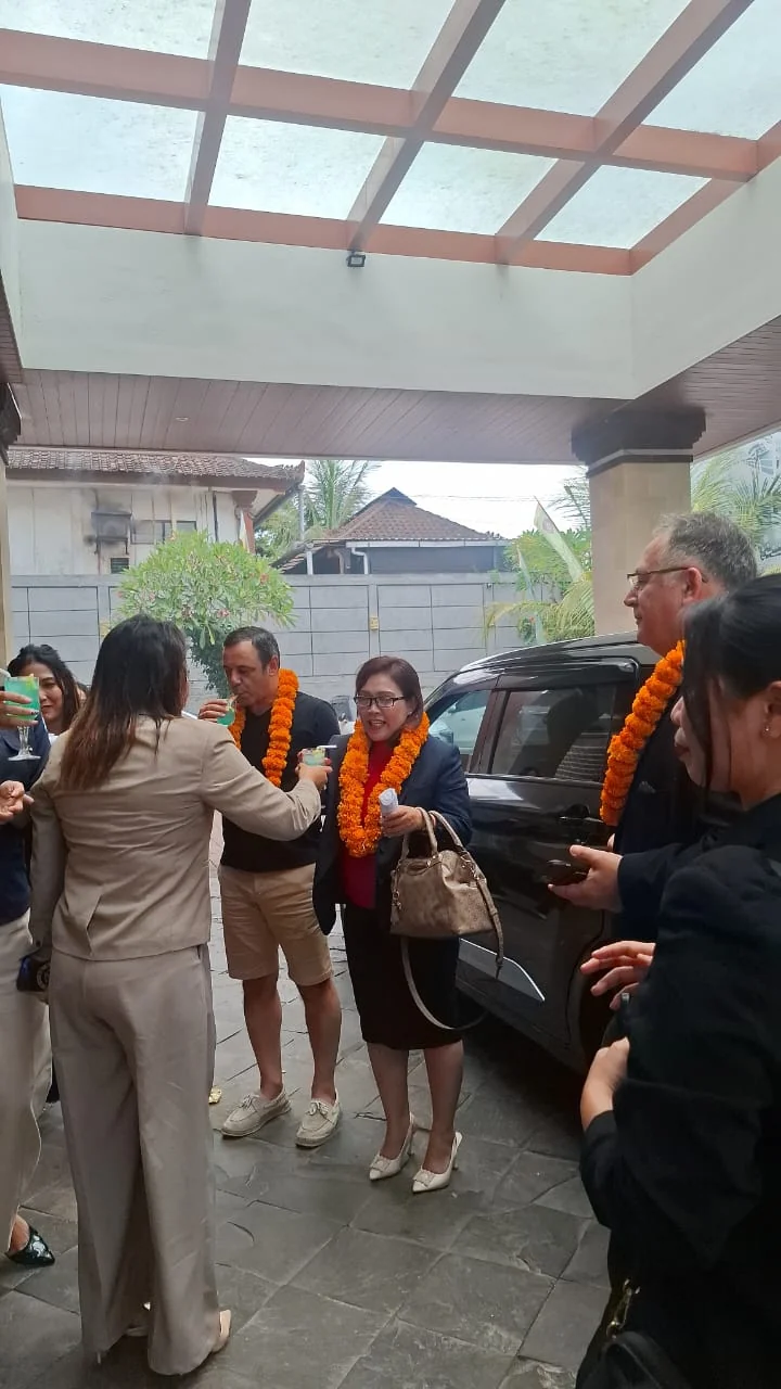 Penyambutan Kalung Bunga Bagi Delegasi Asing